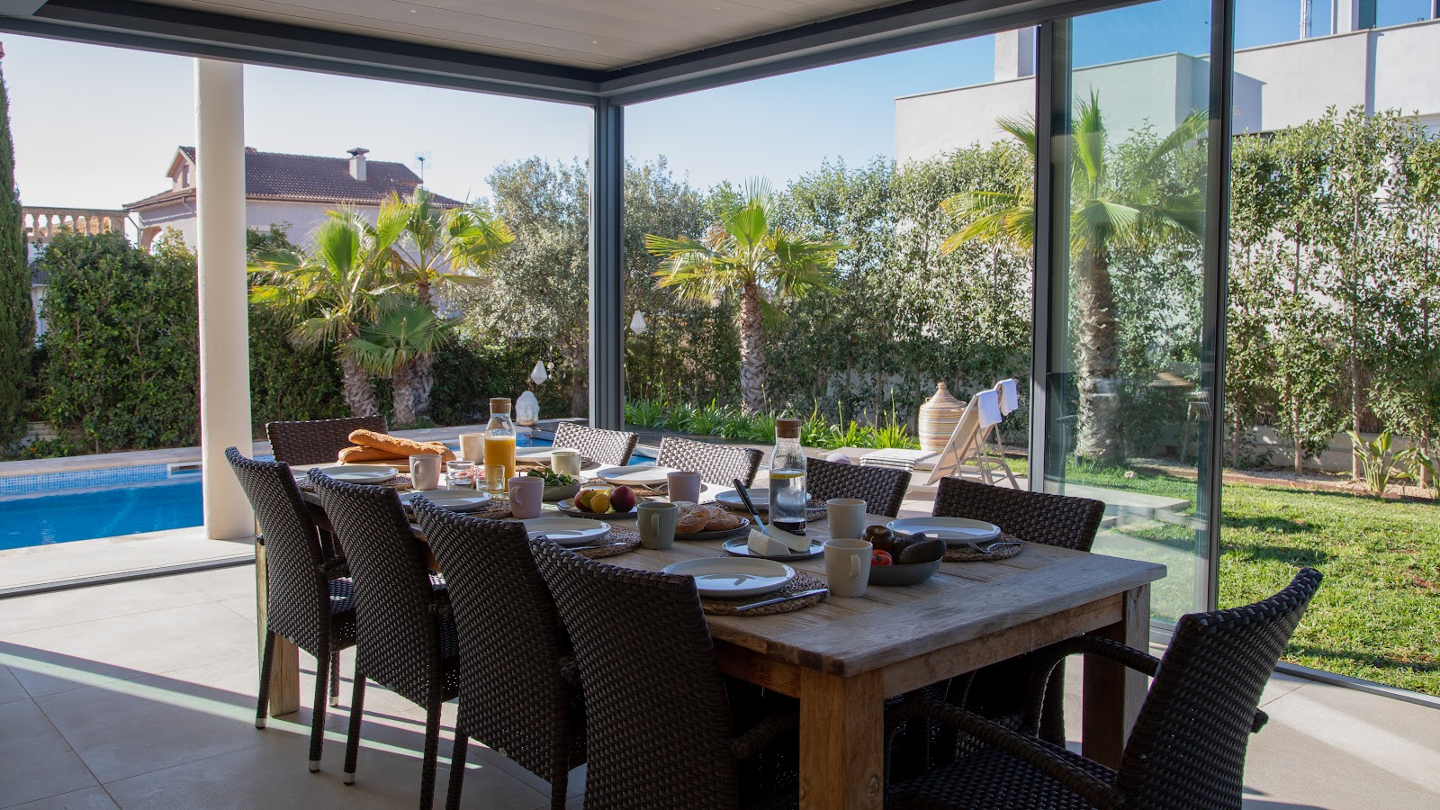Breakfast by the pool
