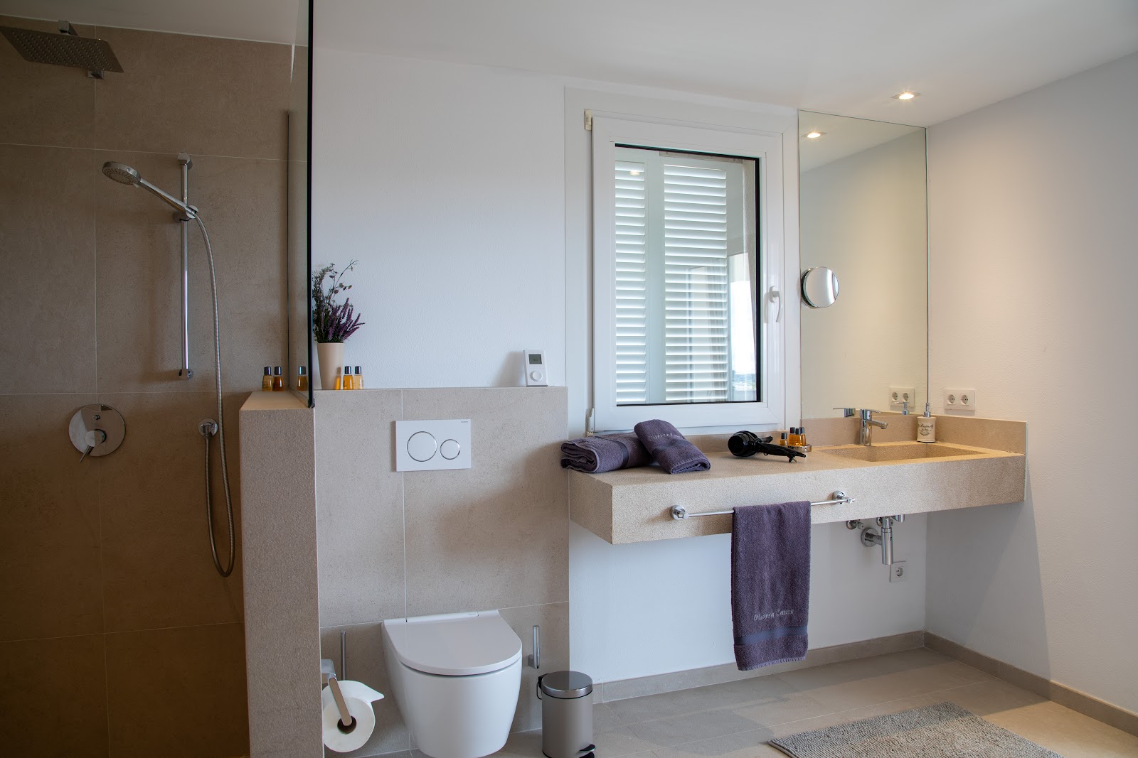 Master bedroom en suite bathroom