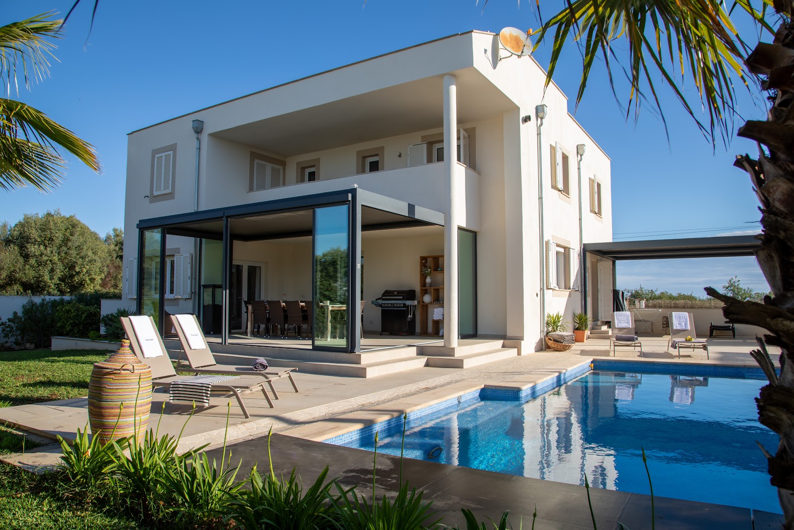 Villa Olivera Canto morning exterior with pool